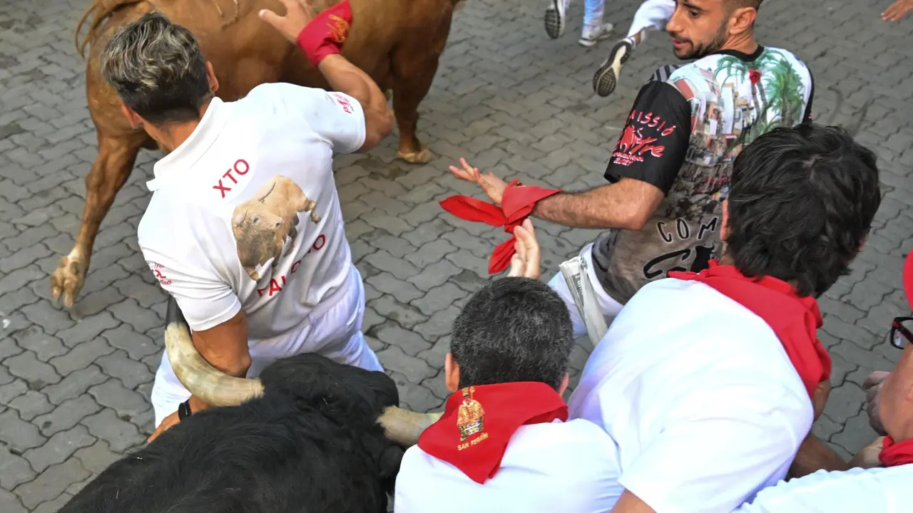 Cuarto encierro de San Fermín 2025 el día 10 de julio con toros de Victoriano del Río en Telefónica. EFE - DANIEL FERNÁNDEZ (1)
