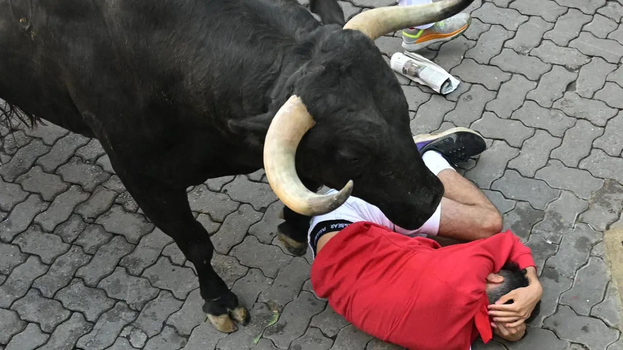 Cuarto encierro de San Fermín 2025 el día 10 de julio con toros de Victoriano del Río en Telefónica. EFE - DANIEL FERNÁNDEZ (2)