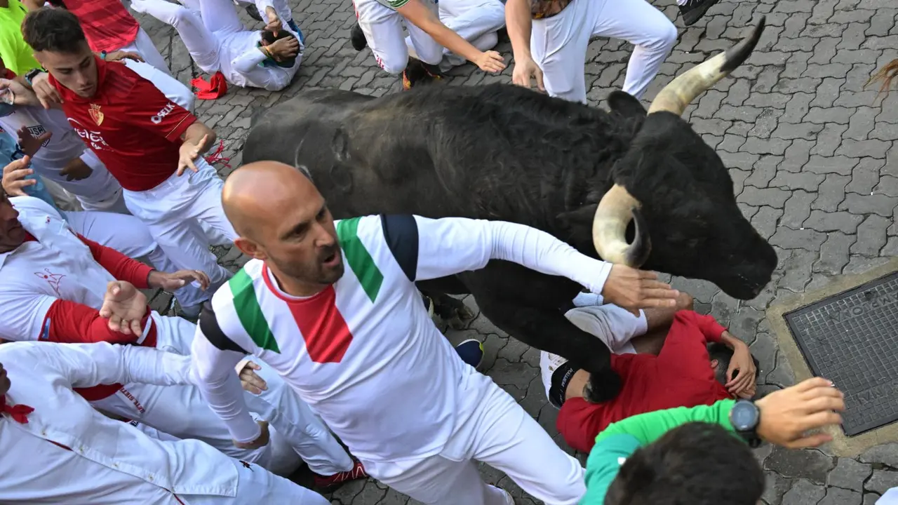 Cuarto encierro de San Fermín 2025 el día 10 de julio con toros de Victoriano del Río en Telefónica. EFE - DANIEL FERNÁNDEZ (3)