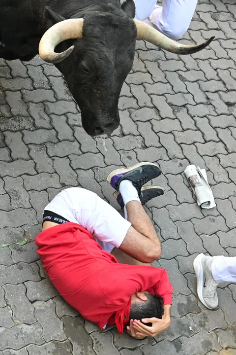 Cuarto encierro de San Fermín 2025 el día 10 de julio con toros de Victoriano del Río en Telefónica. EFE - DANIEL FERNÁNDEZ (4)