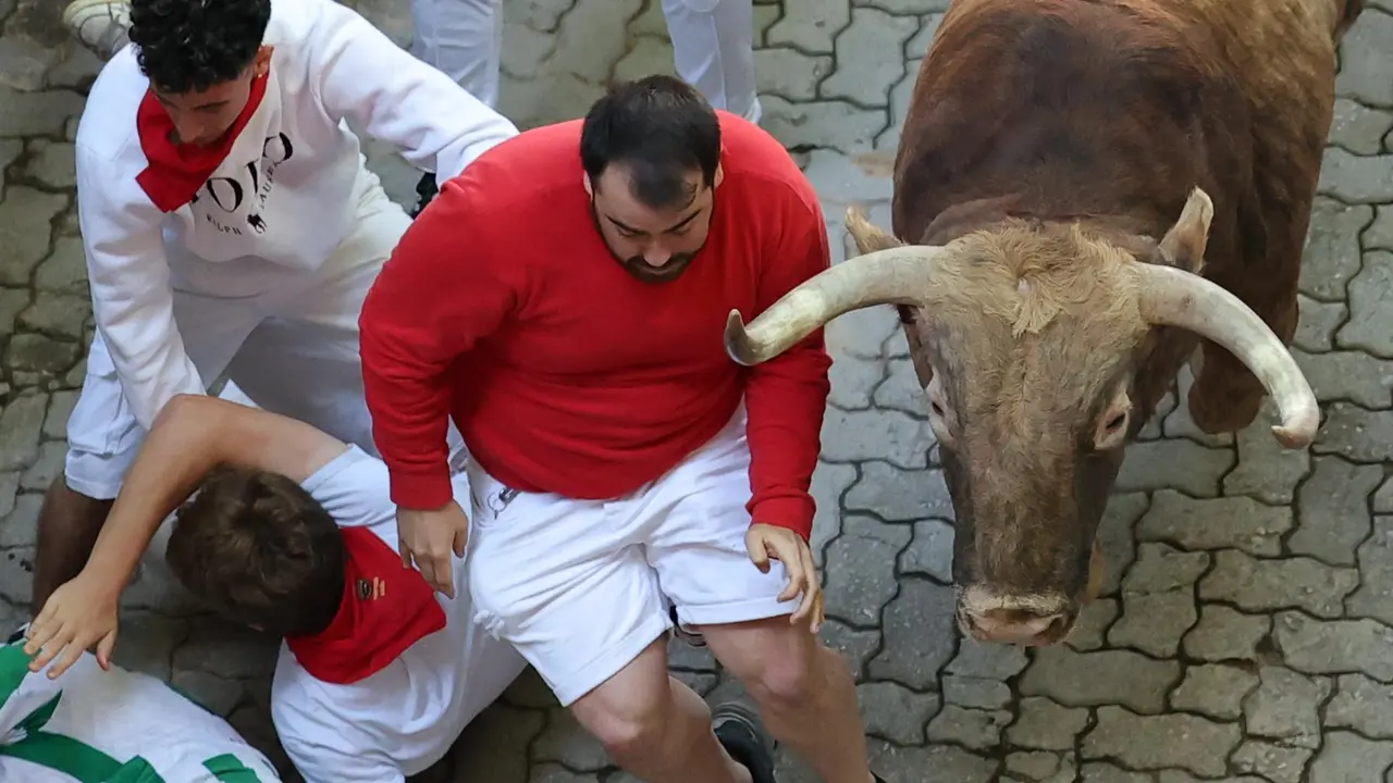 Cuarto encierro de San Fermín 2025 el día 10 de julio con toros de Victoriano del Río en la bajada al callejón. EFE - J.P. URDIROZ (2)