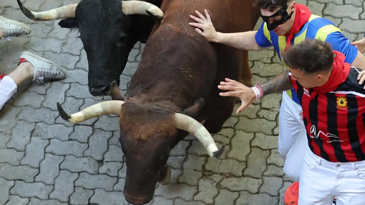 Cuarto encierro de San Fermín 2025 el día 10 de julio con toros de Victoriano del Río en la bajada al callejón. EFE - J.P. URDIROZ (4)