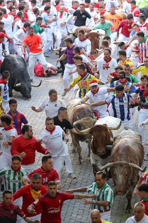 Cuarto encierro de San Fermín 2025 el día 10 de julio con toros de Victoriano del Río en la bajada al callejón. EFE - J.P. URDIROZ (3)