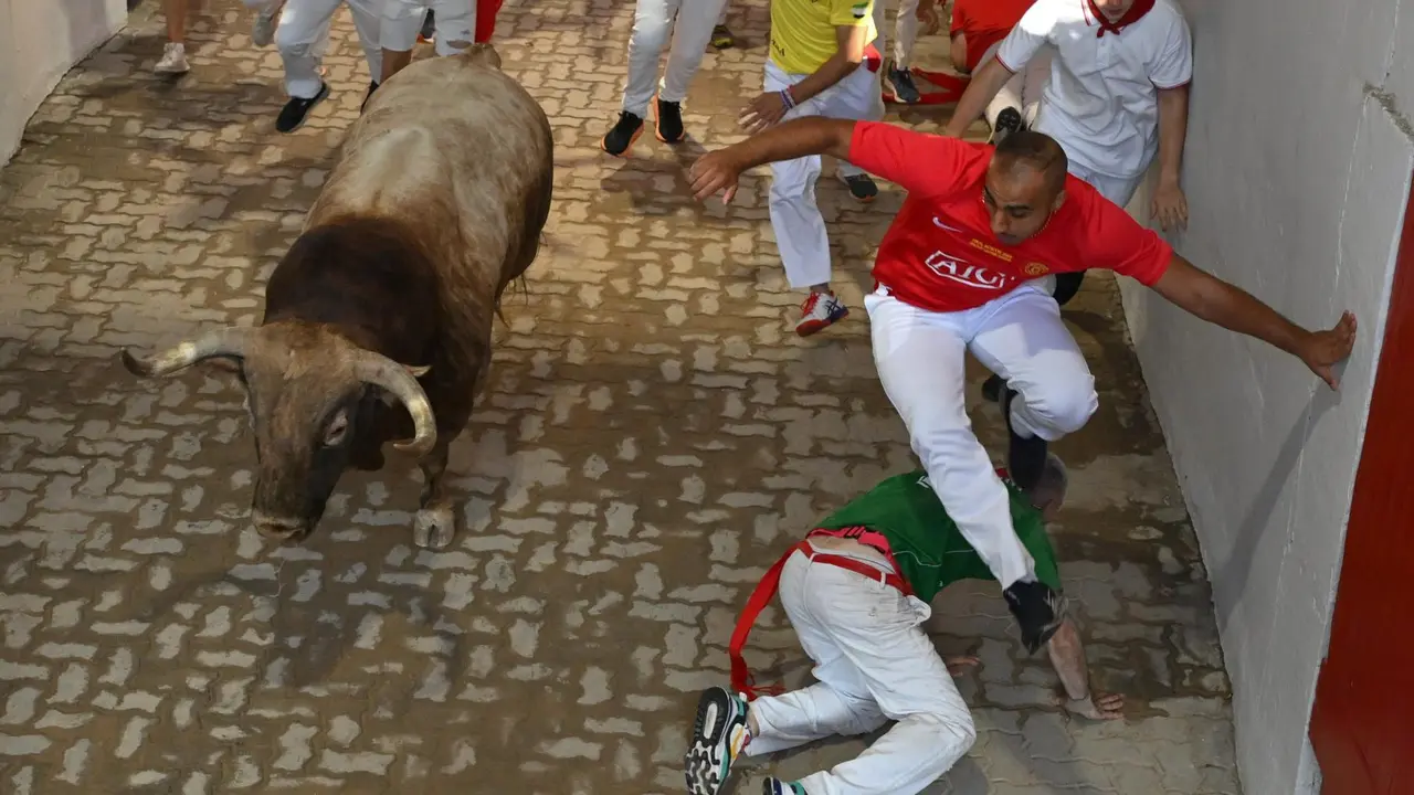Cuarto encierro de San Fermín 2025 el día 10 de julio con toros de Victoriano del Río en el callejón. EFE - JOSE LUIS LARRIÓN (2)