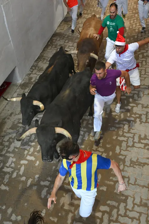 Cuarto encierro de San Fermín 2025 el día 10 de julio con toros de Victoriano del Río en el callejón. EFE - JOSE LUIS LARRIÓN (1)