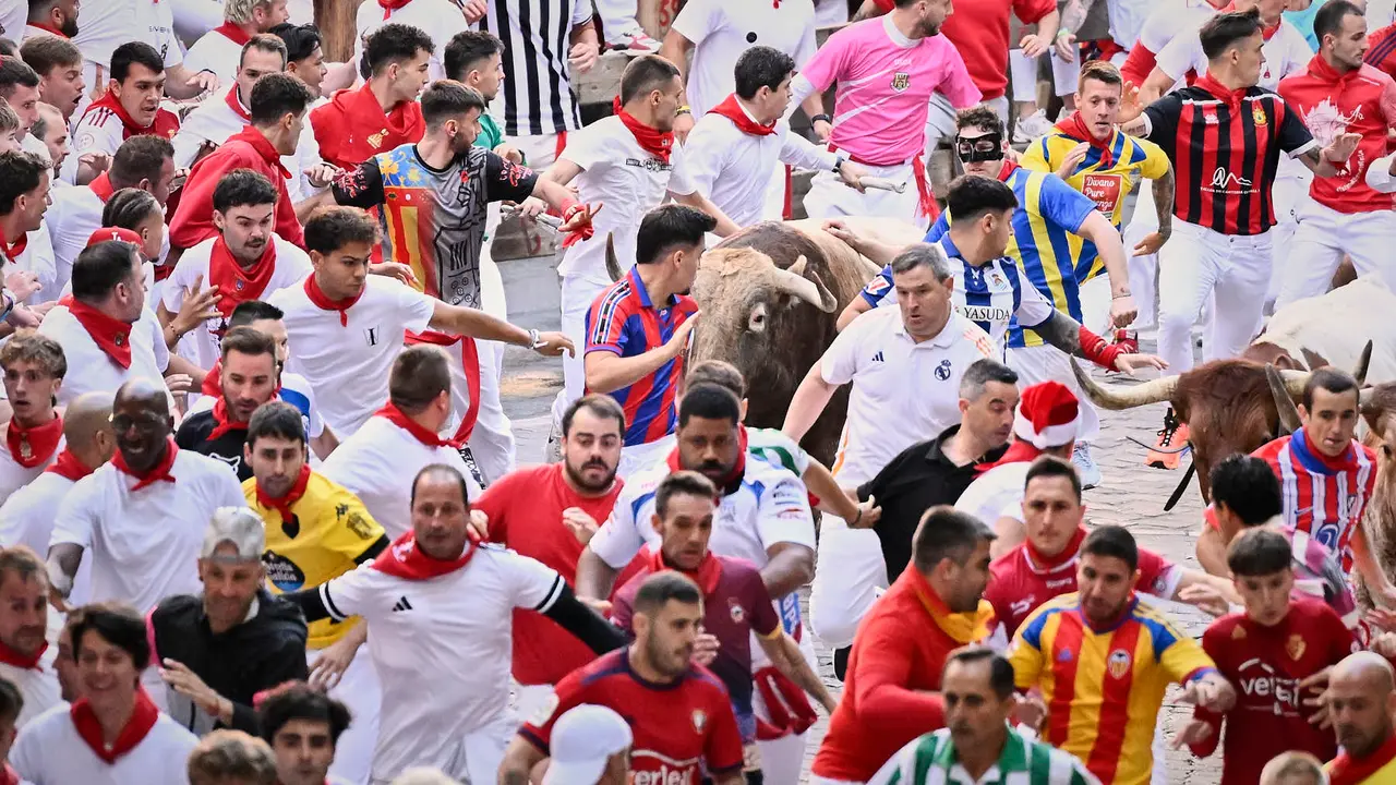 Cuarto encierro de San Fermín 2025 con toros de Victoriano del Río en la bajada del callejón. PABLO LASAOSA
