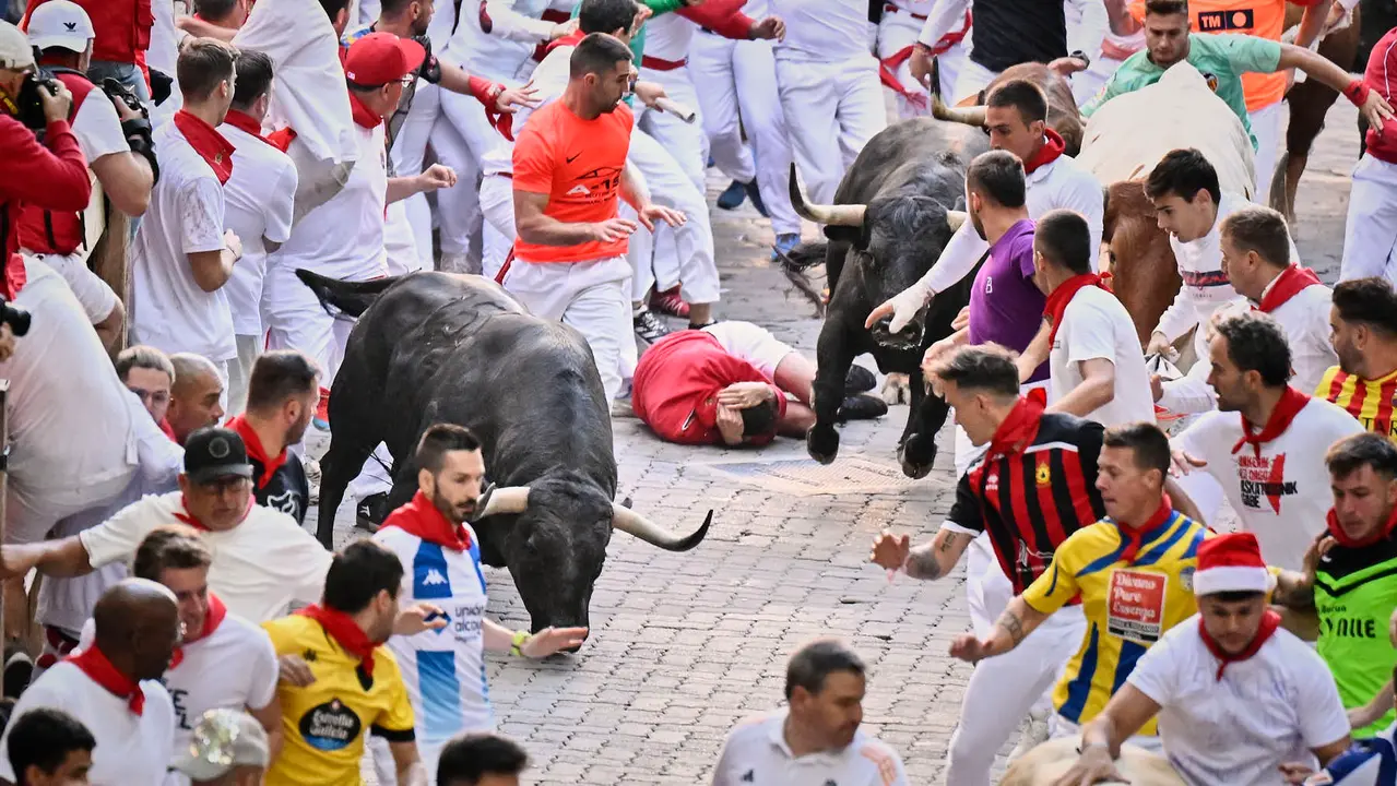 Cuarto encierro de San Fermín 2025 con toros de Victoriano del Río en la bajada del callejón. PABLO LASAOSA