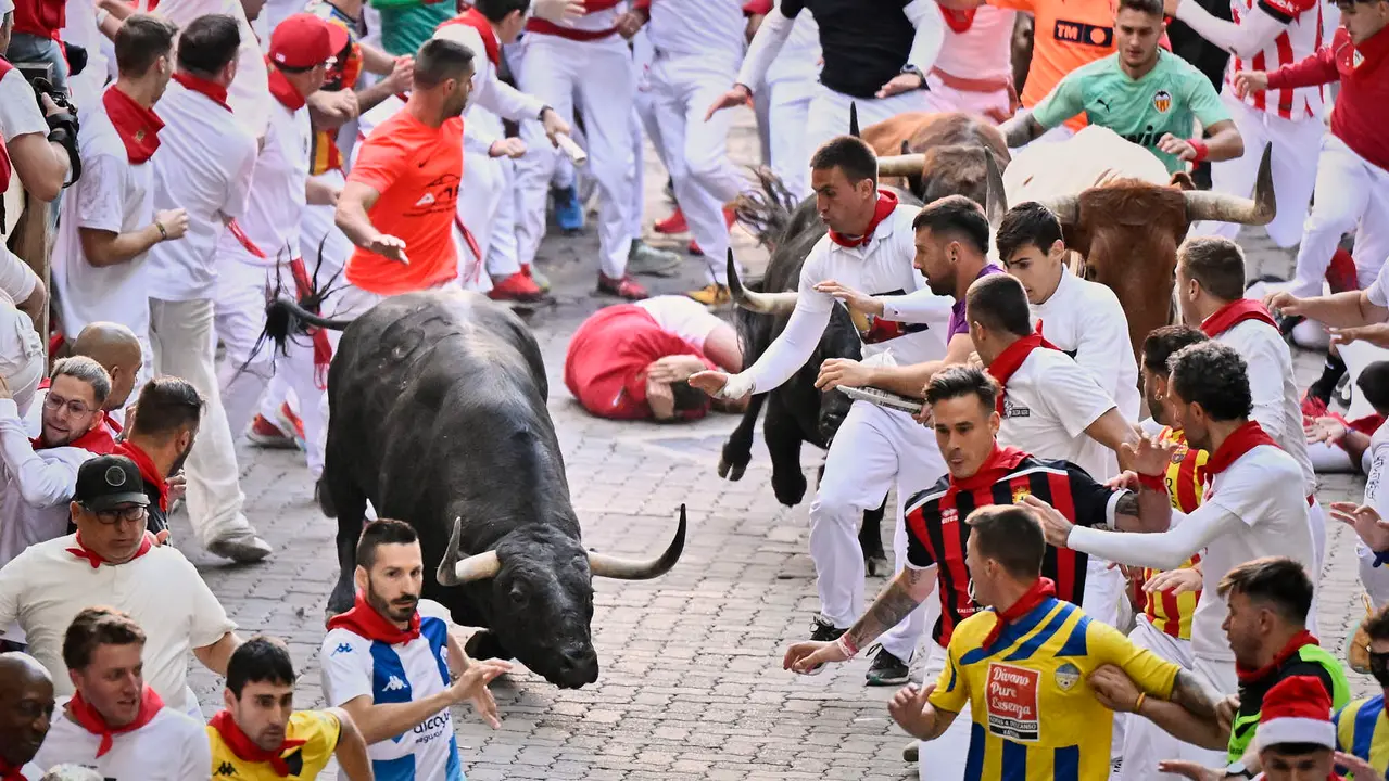 Cuarto encierro de San Fermín 2025 con toros de Victoriano del Río en la bajada del callejón. PABLO LASAOSA