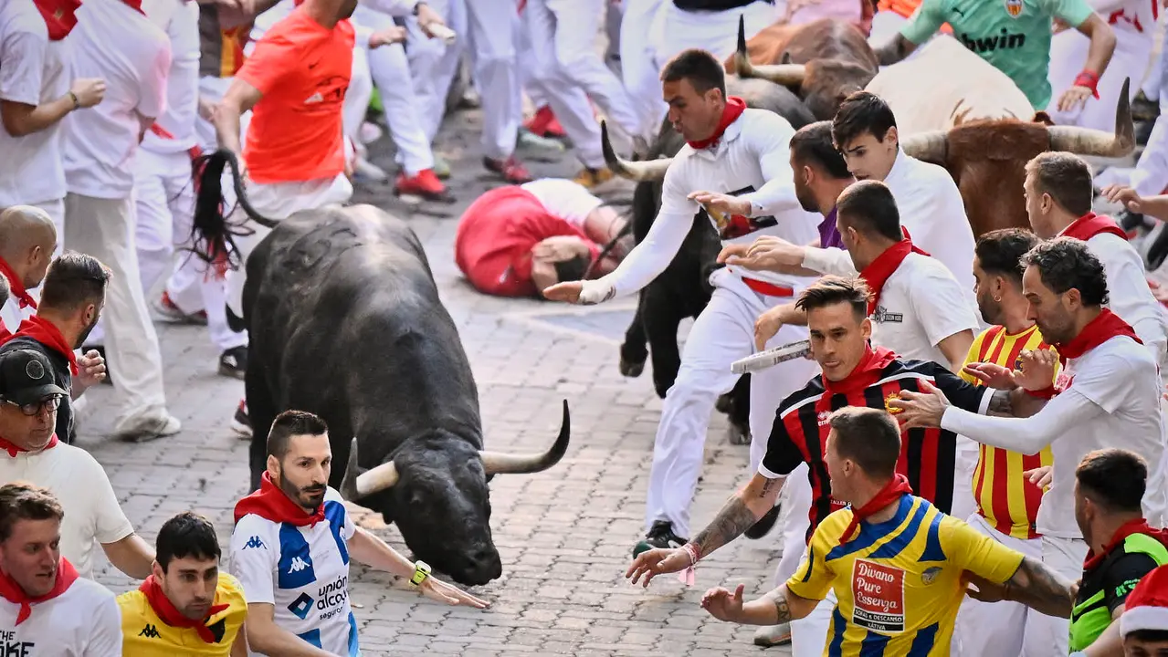 Cuarto encierro de San Fermín 2025 con toros de Victoriano del Río en la bajada del callejón. PABLO LASAOSA