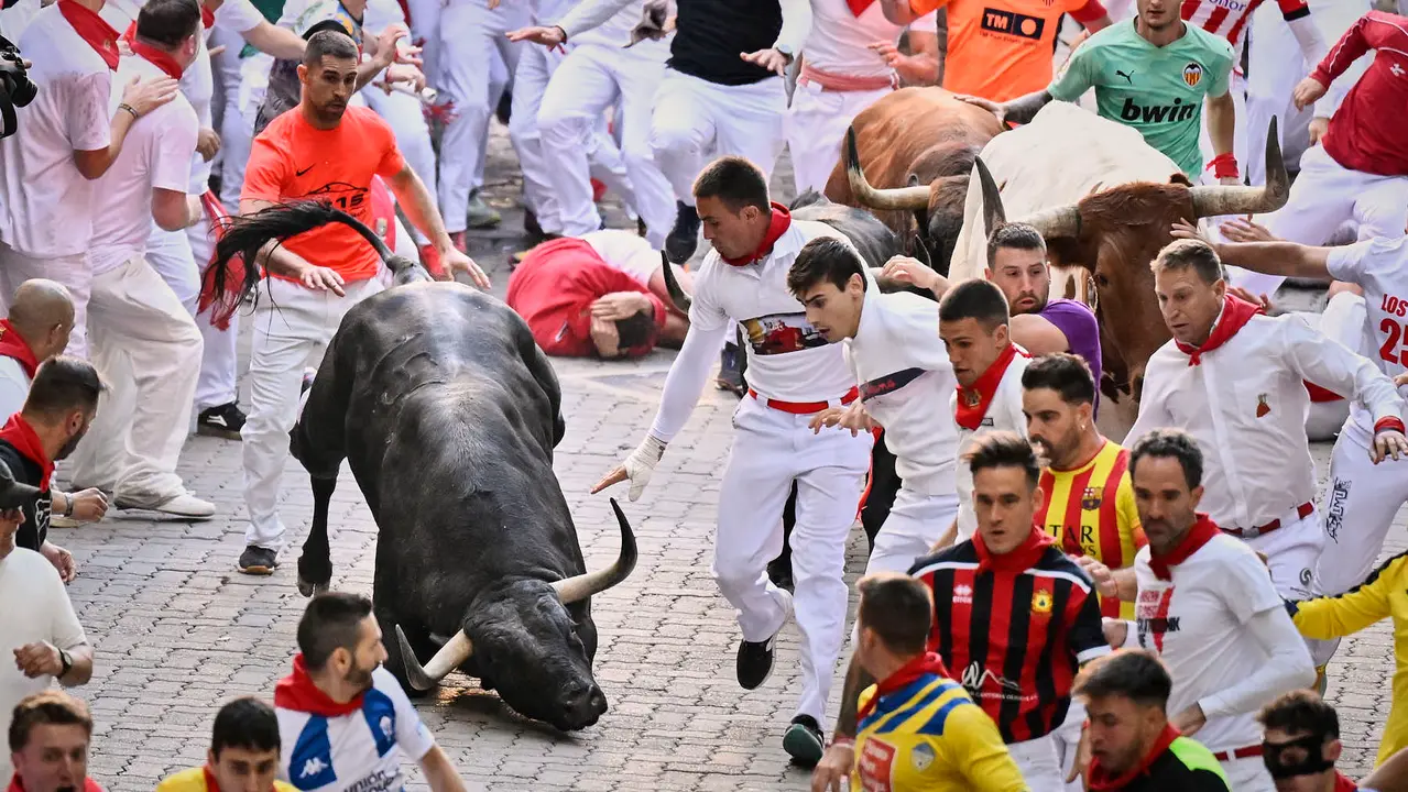 Cuarto encierro de San Fermín 2025 con toros de Victoriano del Río en la bajada del callejón. PABLO LASAOSA