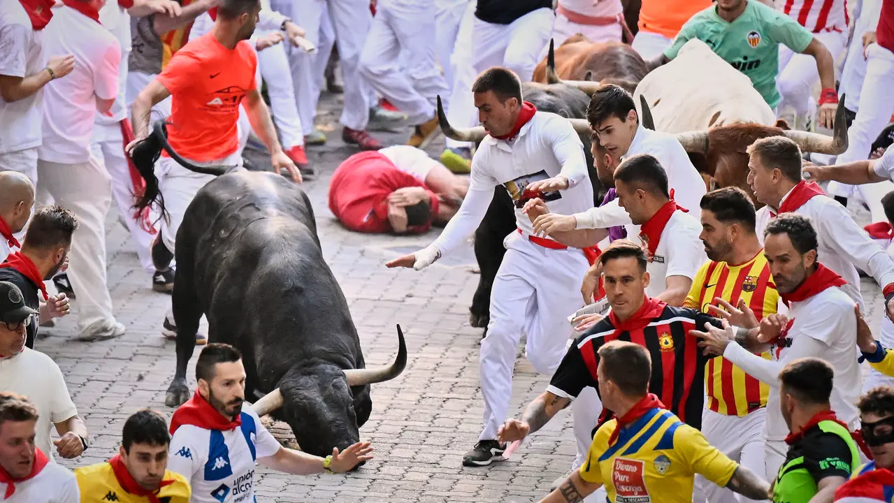 Cuarto encierro de San Fermín 2025 con toros de Victoriano del Río en la bajada del callejón. PABLO LASAOSA