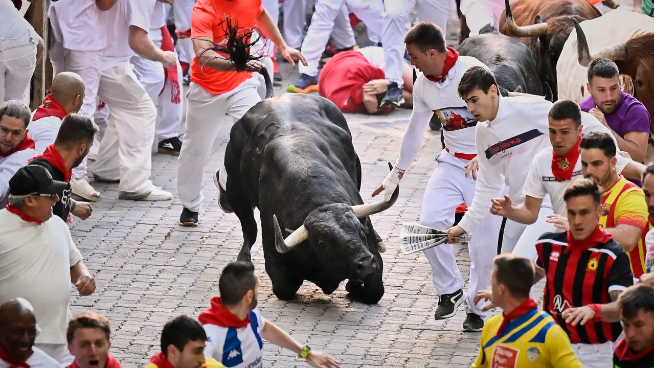 Cuarto encierro de San Fermín 2025 con toros de Victoriano del Río en la bajada del callejón. PABLO LASAOSA
