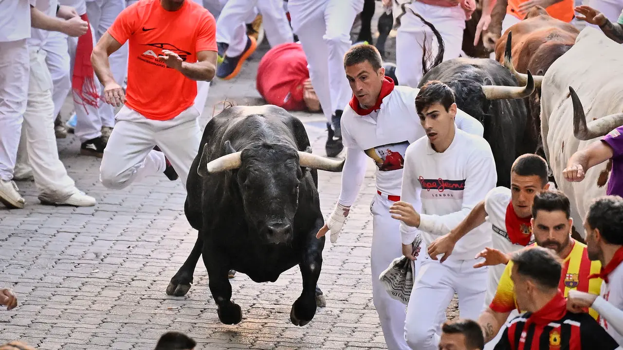 Cuarto encierro de San Fermín 2025 con toros de Victoriano del Río en la bajada del callejón. PABLO LASAOSA