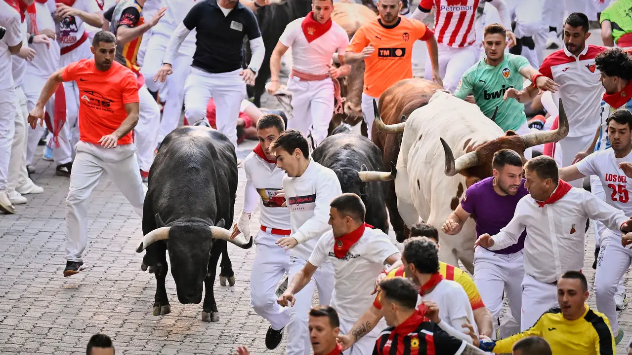 Cuarto encierro de San Fermín 2025 con toros de Victoriano del Río en la bajada del callejón. PABLO LASAOSA