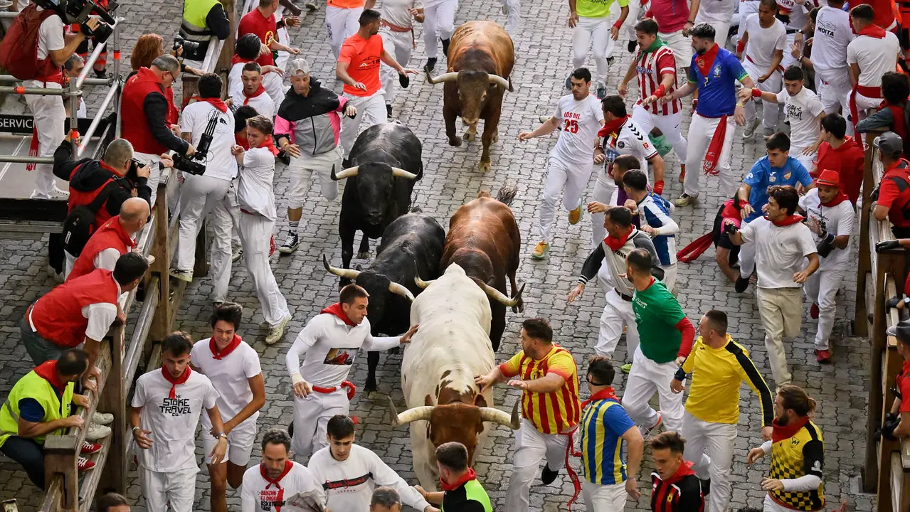 Cuarto encierro de San Fermín 2025 con toros de Victoriano del Río en la bajada del callejón. PABLO LASAOSA