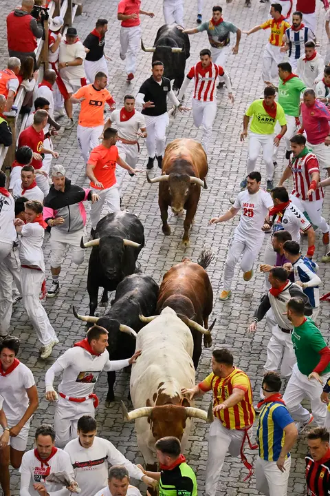 Cuarto encierro de San Fermín 2025 con toros de Victoriano del Río en la bajada del callejón. PABLO LASAOSA