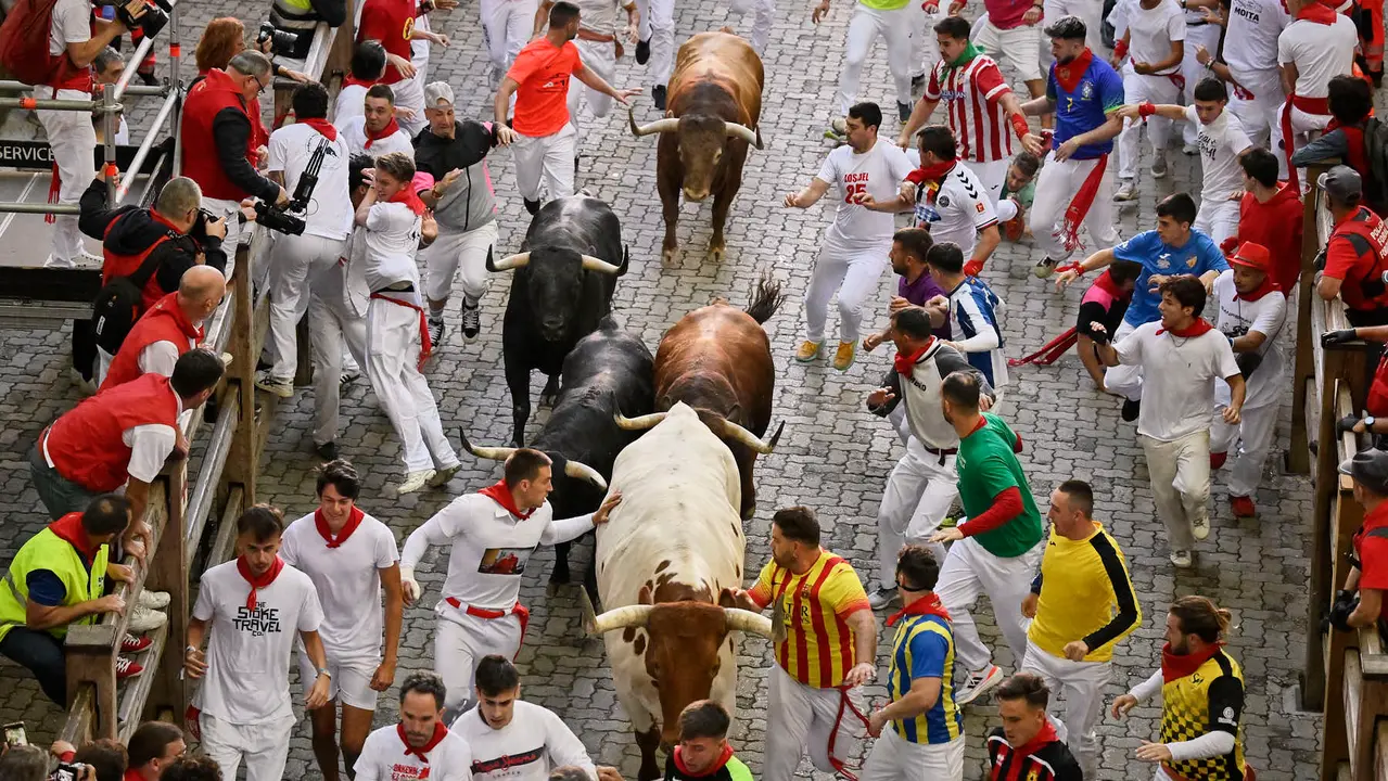 Cuarto encierro de San Fermín 2025 con toros de Victoriano del Río en la bajada del callejón. PABLO LASAOSA