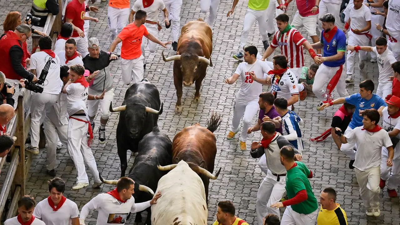 Cuarto encierro de San Fermín 2025 con toros de Victoriano del Río en la bajada del callejón. PABLO LASAOSA
