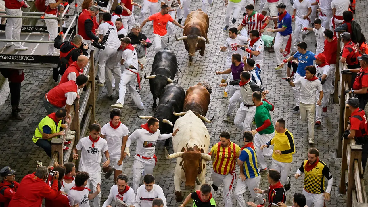 Cuarto encierro de San Fermín 2025 con toros de Victoriano del Río en la bajada del callejón. PABLO LASAOSA