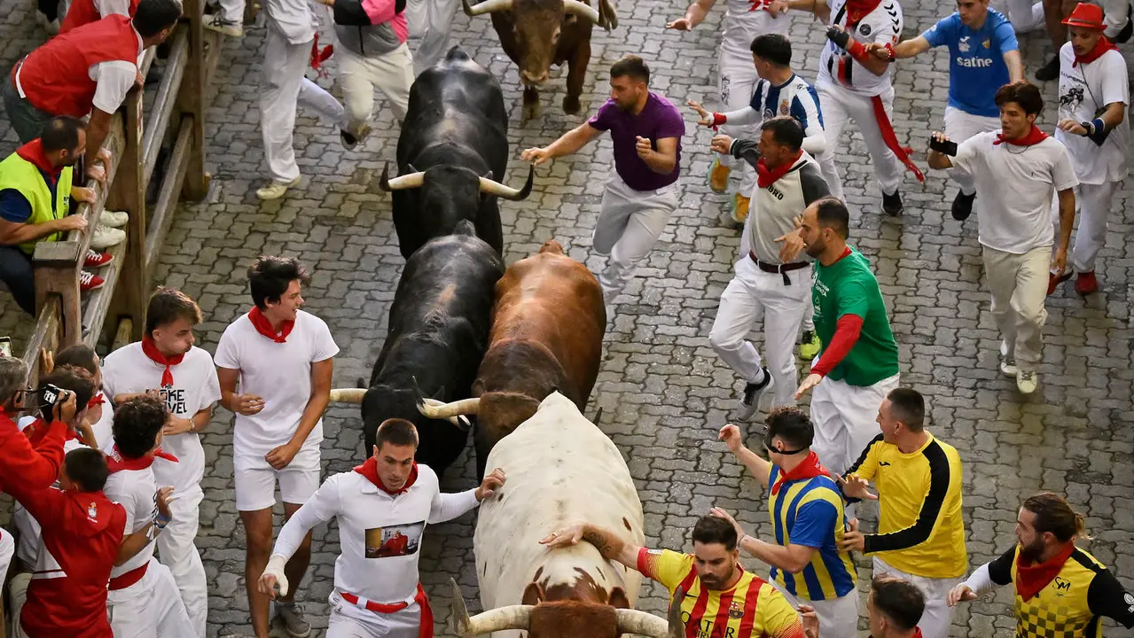 Cuarto encierro de San Fermín 2025 con toros de Victoriano del Río en la bajada del callejón. PABLO LASAOSA