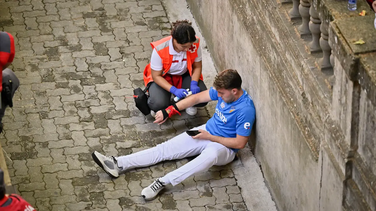 Cuarto encierro de San Fermín 2025 con toros de Victoriano del Río en la bajada del callejón. PABLO LASAOSA