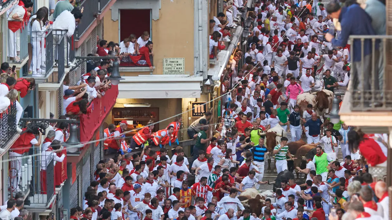 Cuarto encierro de San Fermín 2025 con toros de Victoriano del Río desde Telefónica. IRANZU LARRASOAÑA