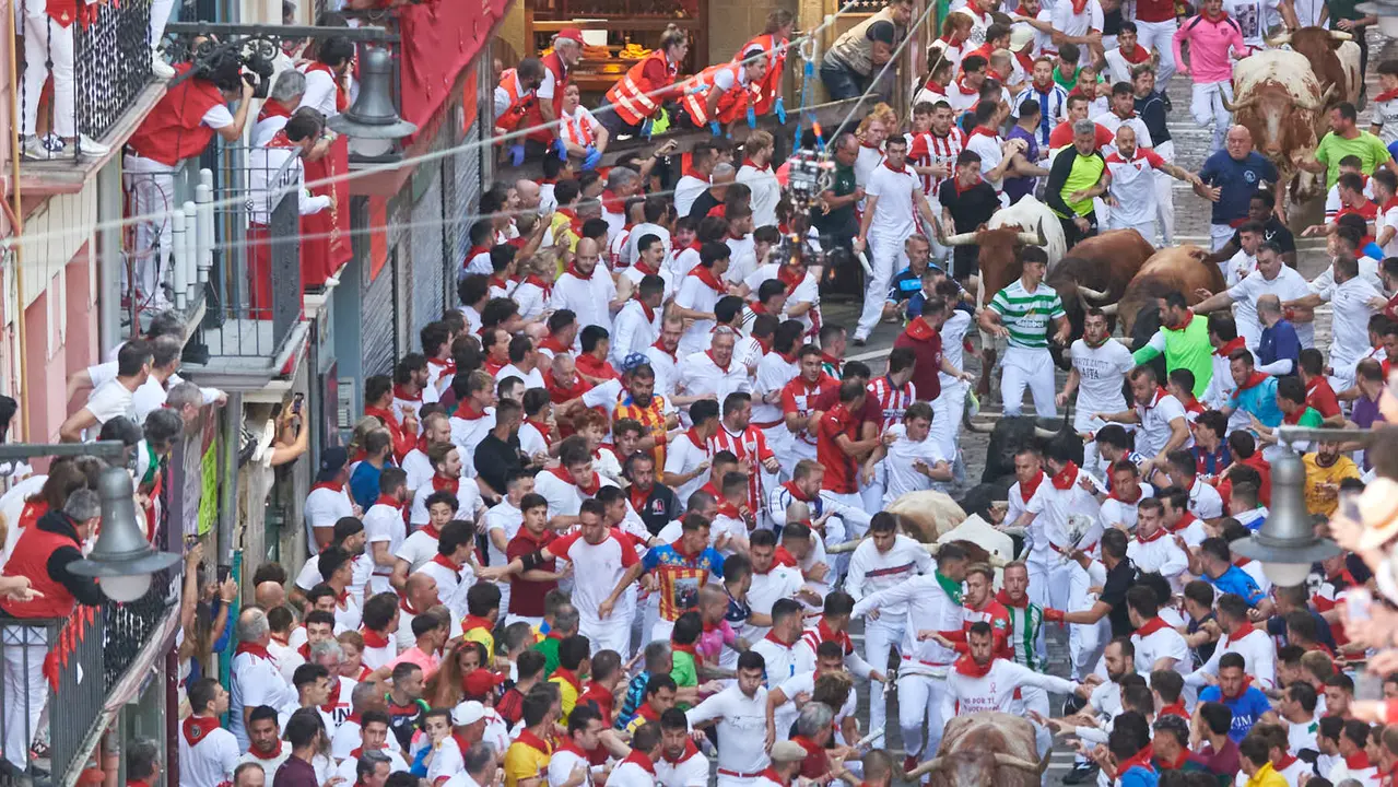 Cuarto encierro de San Fermín 2025 con toros de Victoriano del Río desde Telefónica. IRANZU LARRASOAÑA