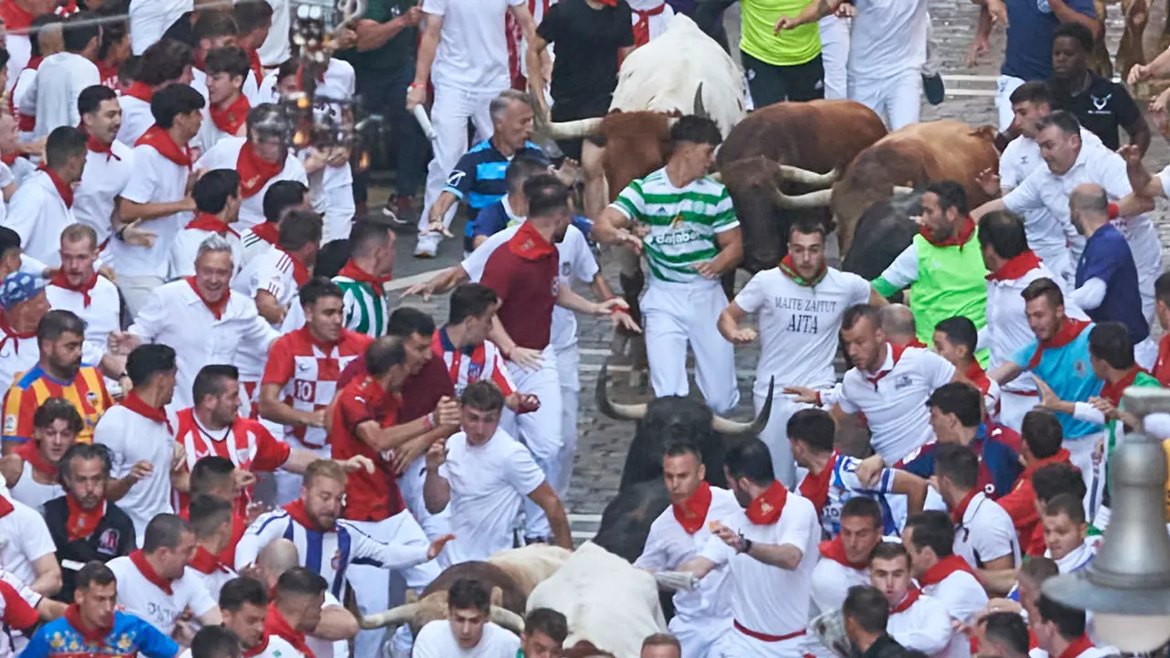 Cuarto encierro de San Fermín 2025 con toros de Victoriano del Río desde Telefónica. IRANZU LARRASOAÑA
