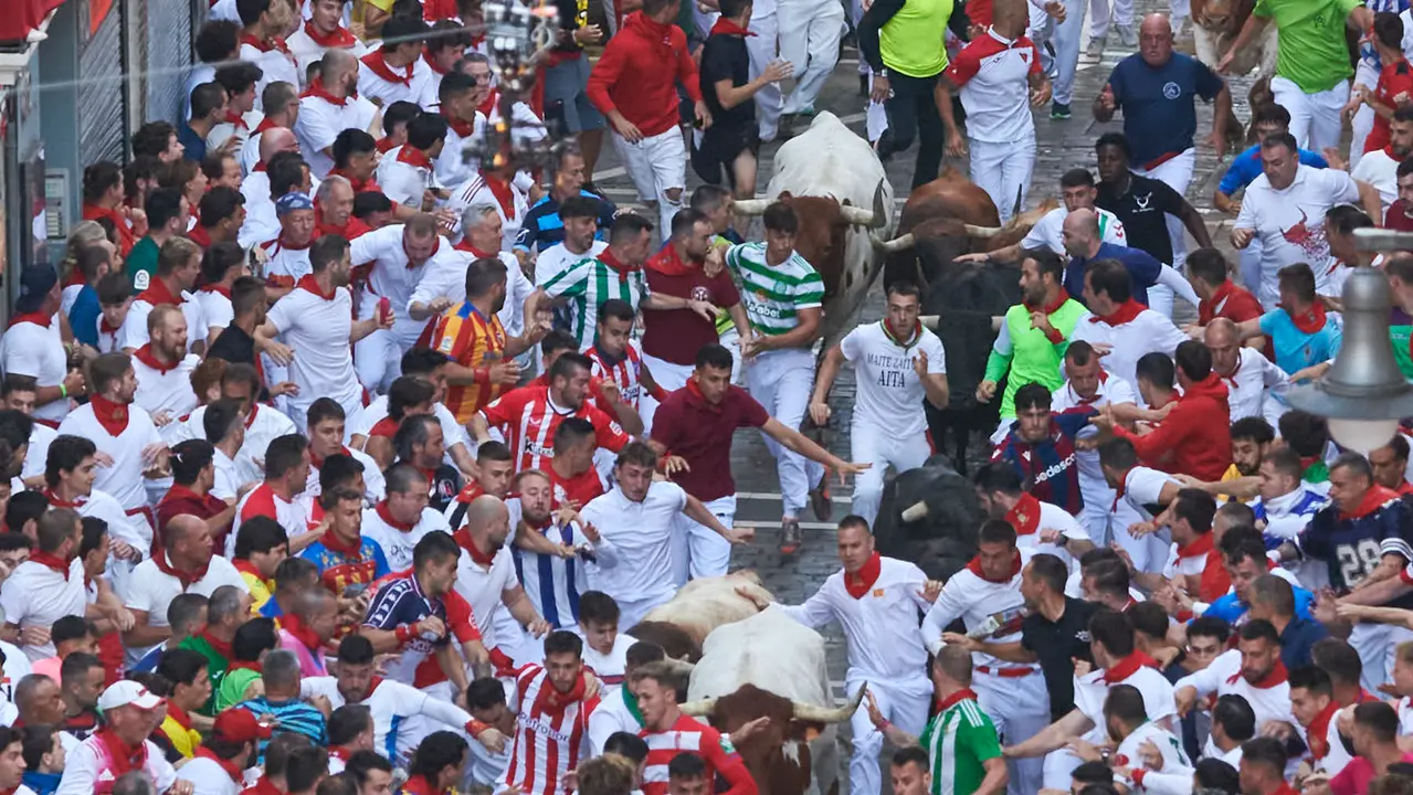 Cuarto encierro de San Fermín 2025 con toros de Victoriano del Río desde Telefónica. IRANZU LARRASOAÑA