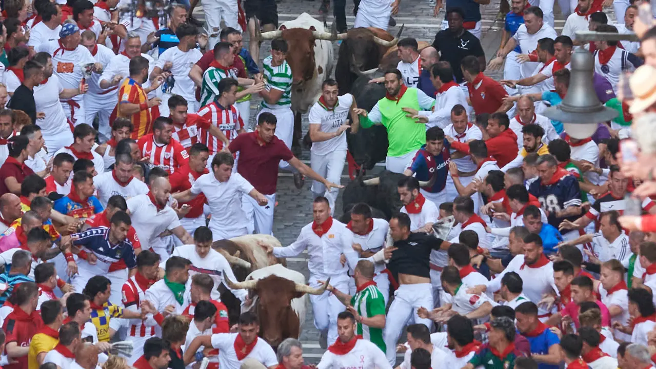Cuarto encierro de San Fermín 2025 con toros de Victoriano del Río desde Telefónica. IRANZU LARRASOAÑA
