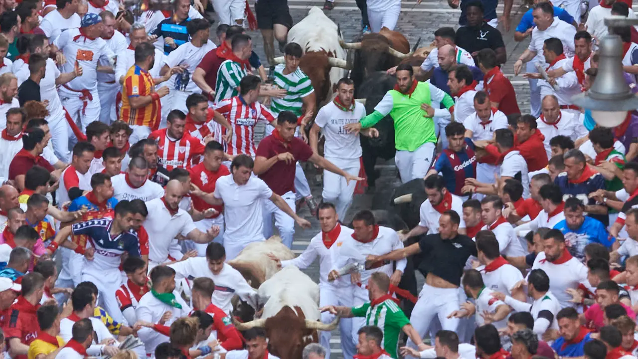 Cuarto encierro de San Fermín 2025 con toros de Victoriano del Río desde Telefónica. IRANZU LARRASOAÑA