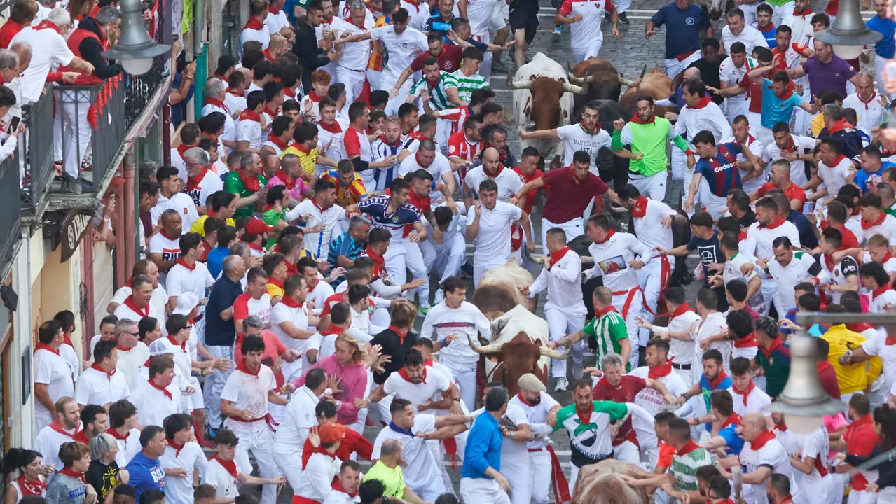 Cuarto encierro de San Fermín 2025 con toros de Victoriano del Río desde Telefónica. IRANZU LARRASOAÑA