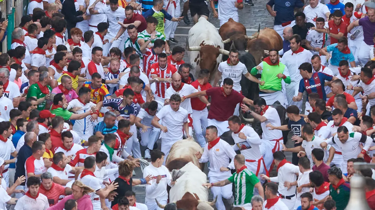 Cuarto encierro de San Fermín 2025 con toros de Victoriano del Río desde Telefónica. IRANZU LARRASOAÑA