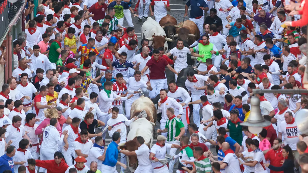 Cuarto encierro de San Fermín 2025 con toros de Victoriano del Río desde Telefónica. IRANZU LARRASOAÑA