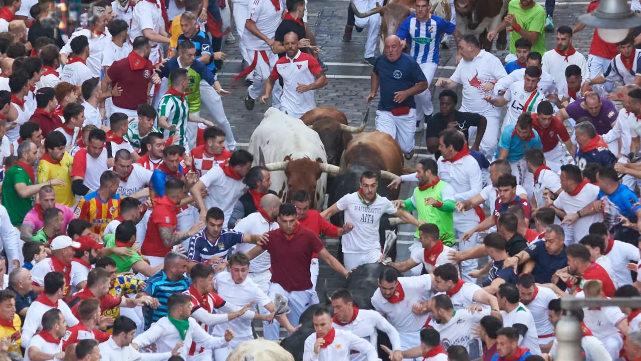 Cuarto encierro de San Fermín 2025 con toros de Victoriano del Río desde Telefónica. IRANZU LARRASOAÑA
