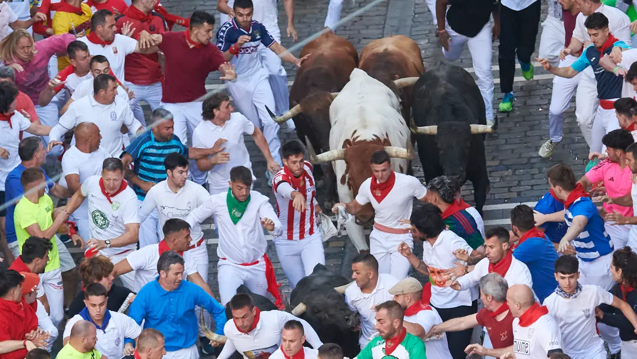 Cuarto encierro de San Fermín 2025 con toros de Victoriano del Río desde Telefónica. IRANZU LARRASOAÑA