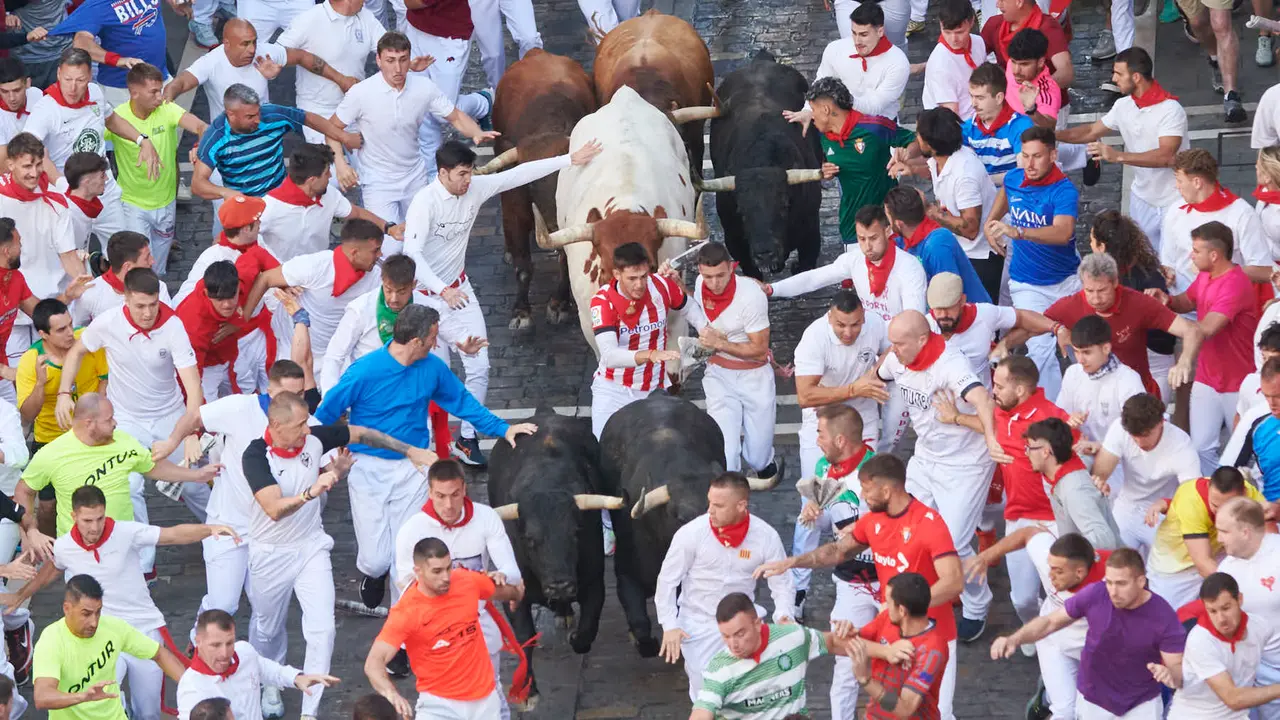 Cuarto encierro de San Fermín 2025 con toros de Victoriano del Río desde Telefónica. IRANZU LARRASOAÑA