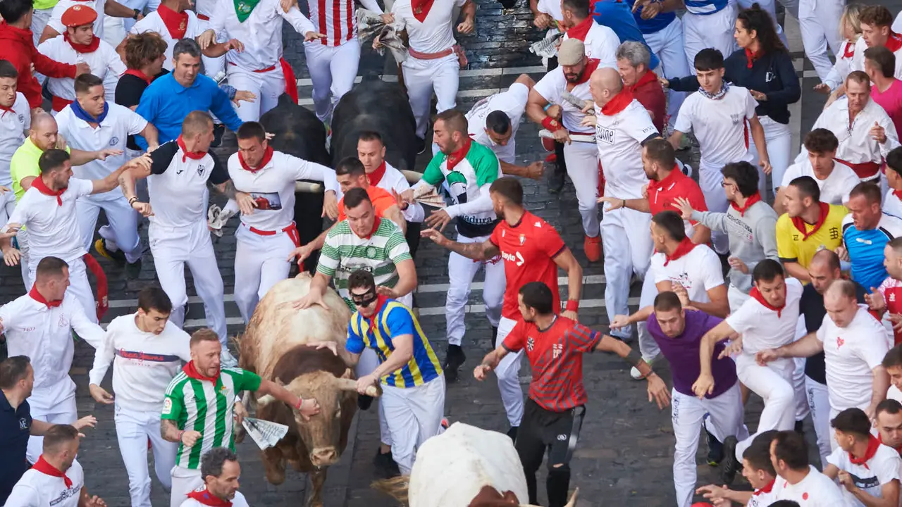 Cuarto encierro de San Fermín 2025 con toros de Victoriano del Río desde Telefónica. IRANZU LARRASOAÑA