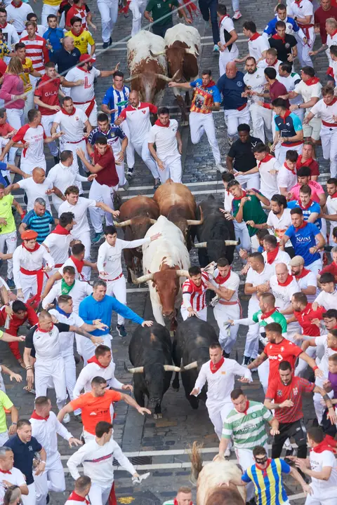 Cuarto encierro de San Fermín 2025 con toros de Victoriano del Río desde Telefónica. IRANZU LARRASOAÑA