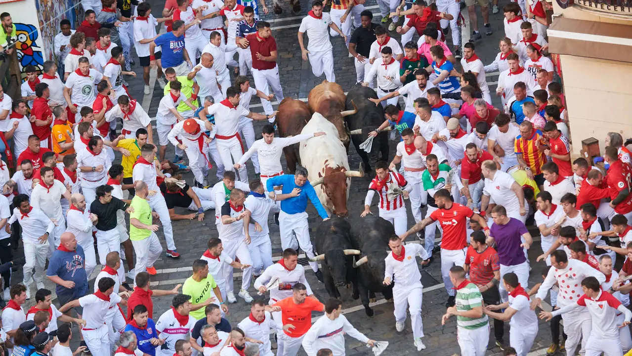Cuarto encierro de San Fermín 2025 con toros de Victoriano del Río desde Telefónica. IRANZU LARRASOAÑA