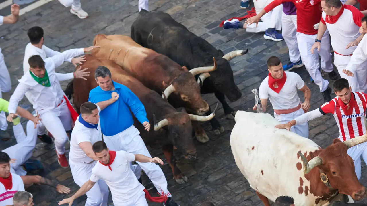 Cuarto encierro de San Fermín 2025 con toros de Victoriano del Río desde Telefónica. IRANZU LARRASOAÑA