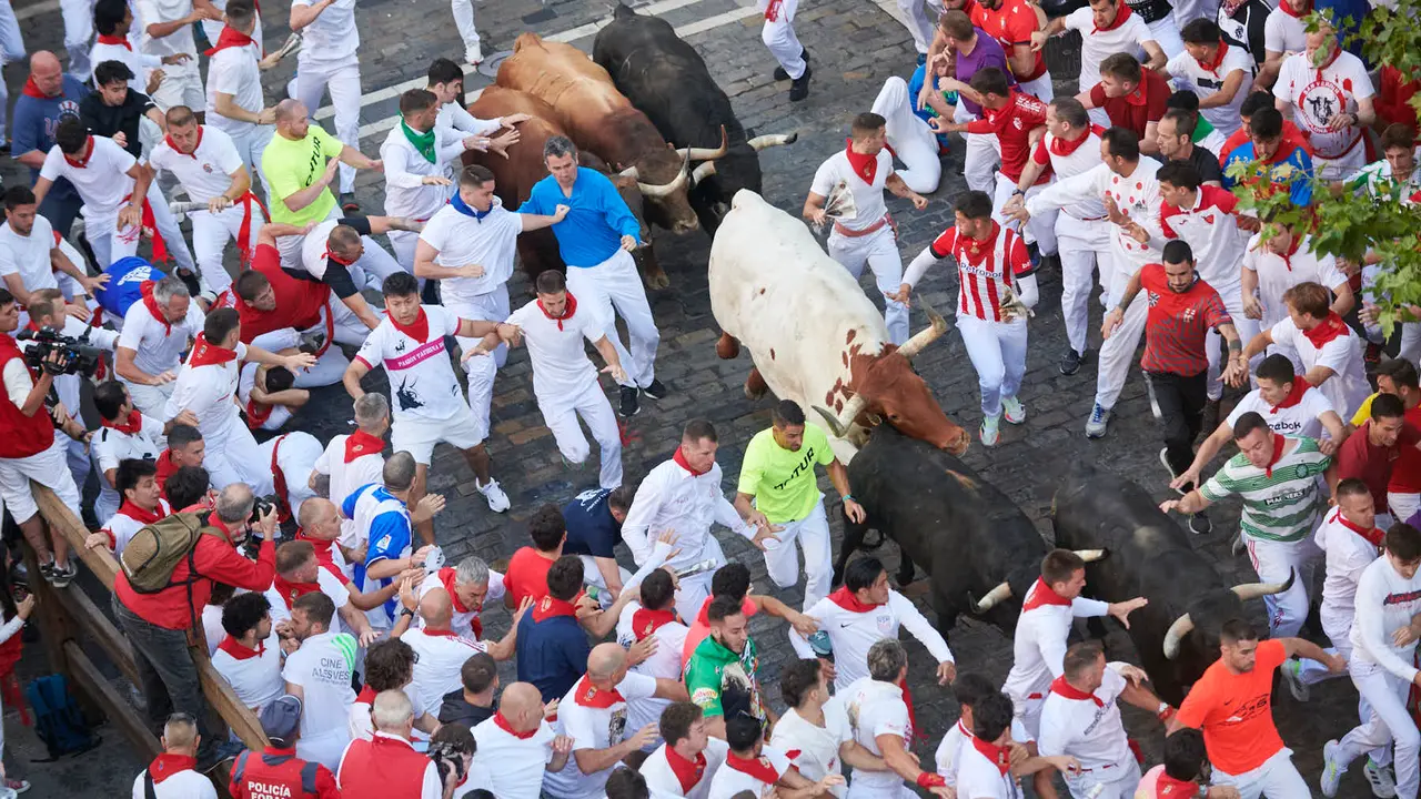 Cuarto encierro de San Fermín 2025 con toros de Victoriano del Río desde Telefónica. IRANZU LARRASOAÑA