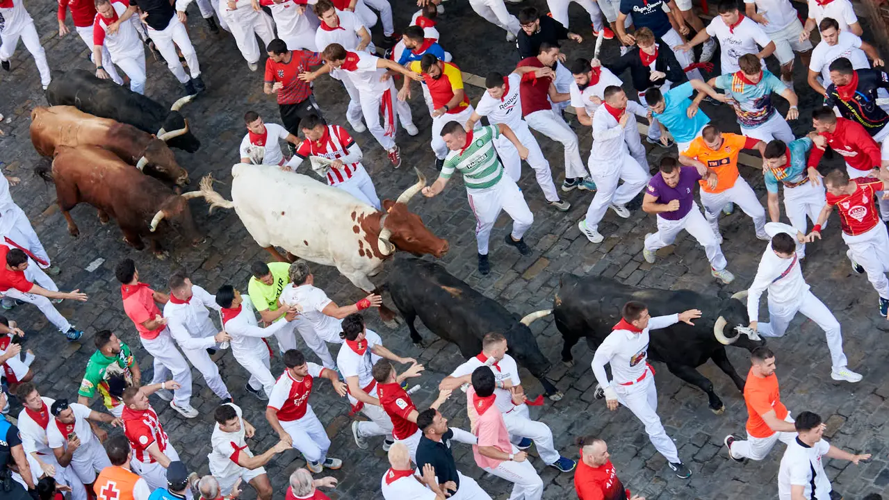 Cuarto encierro de San Fermín 2025 con toros de Victoriano del Río desde Telefónica. IRANZU LARRASOAÑA