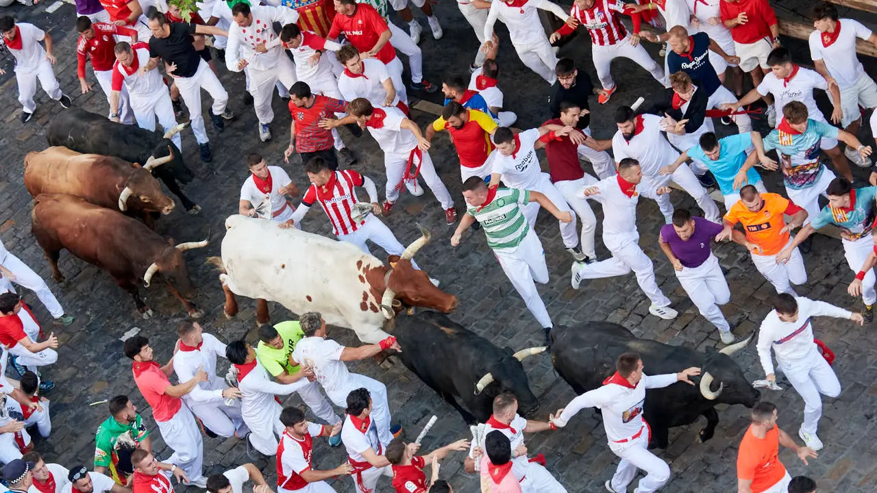 Cuarto encierro de San Fermín 2025 con toros de Victoriano del Río desde Telefónica. IRANZU LARRASOAÑA