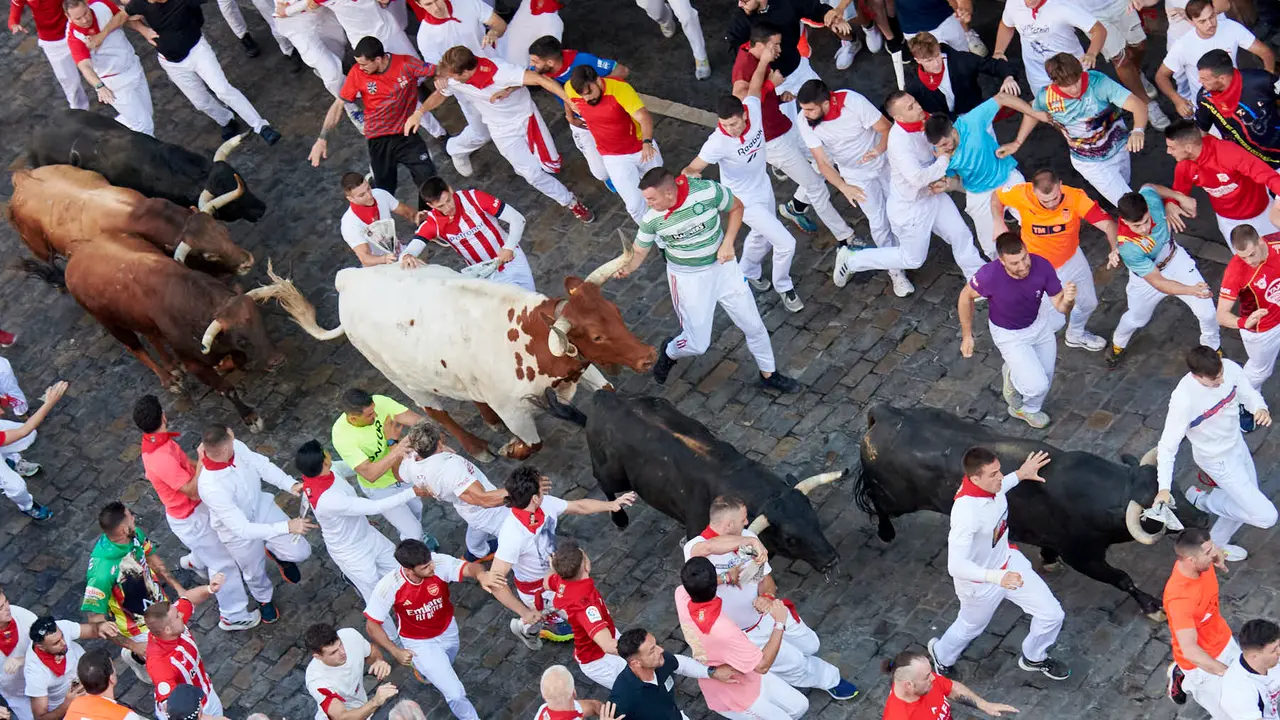 Cuarto encierro de San Fermín 2025 con toros de Victoriano del Río desde Telefónica. IRANZU LARRASOAÑA