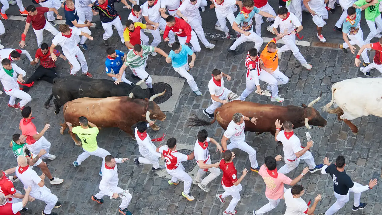 Cuarto encierro de San Fermín 2025 con toros de Victoriano del Río desde Telefónica. IRANZU LARRASOAÑA