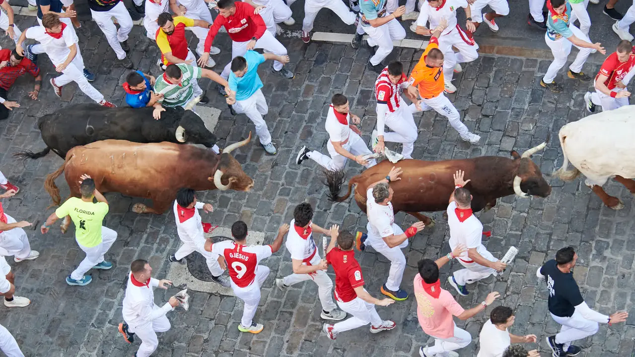 Cuarto encierro de San Fermín 2025 con toros de Victoriano del Río desde Telefónica. IRANZU LARRASOAÑA