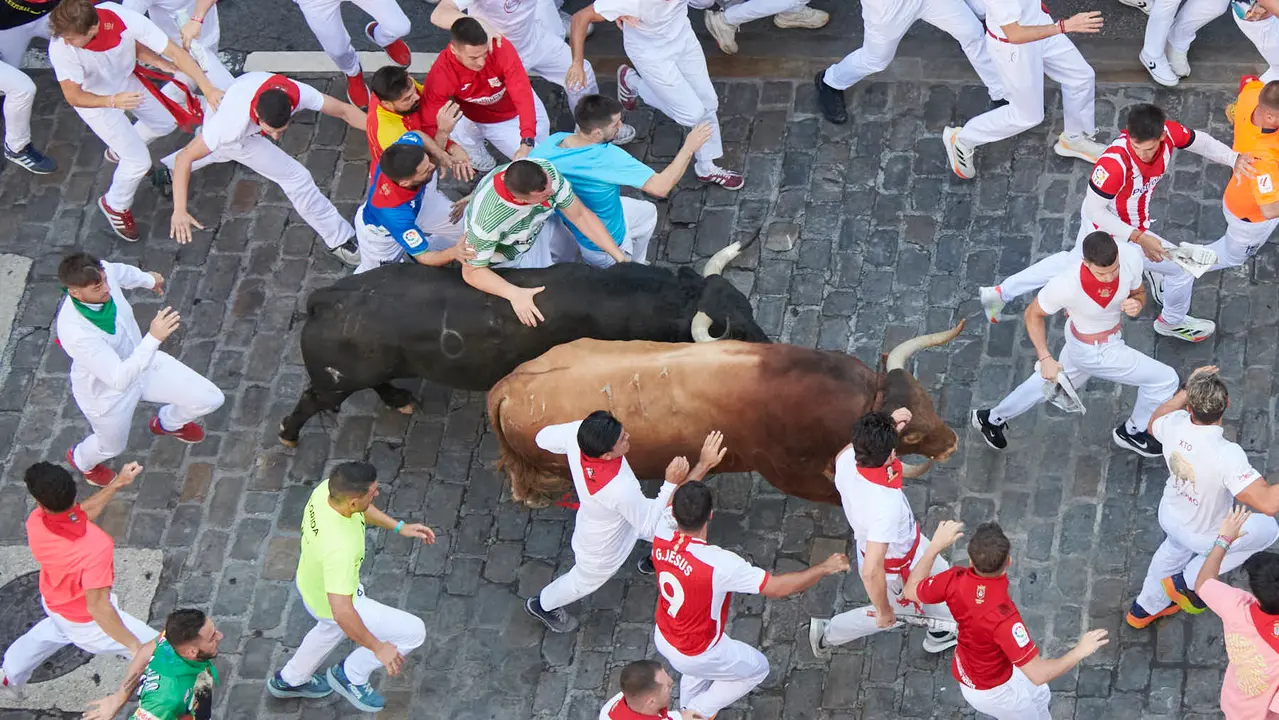 Cuarto encierro de San Fermín 2025 con toros de Victoriano del Río desde Telefónica. IRANZU LARRASOAÑA