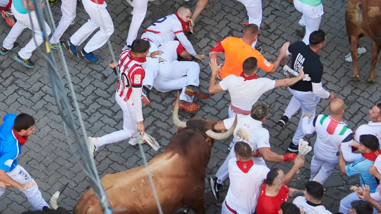 Cuarto encierro de San Fermín 2025 con toros de Victoriano del Río desde Telefónica. IRANZU LARRASOAÑA
