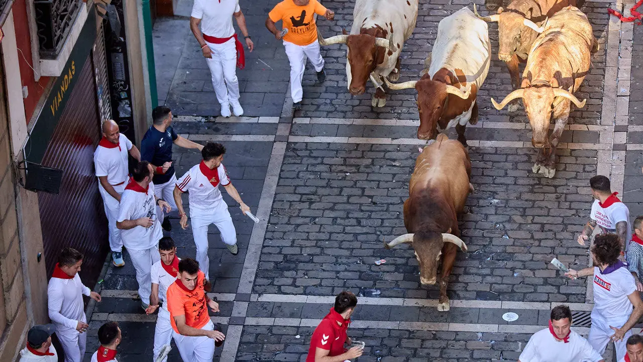 Cuarto encierro de San Fermín 2025 con toros de la ganadería de Victoriano del Río en el tramo de Mercaderes. IÑIGO ALZUGARAY